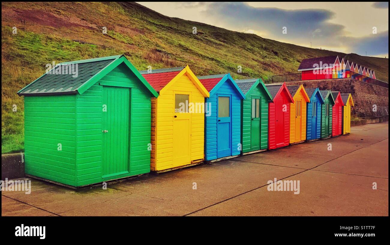 2 rangées de cabines colorées à Whitby, Yorkshire, Angleterre. L'été est passé, c'est maintenant une froide journée d'automne, et les touristes sont rentrés chez eux. Crédits photos - © COLIN HOSKINS. - Image de stock capturée avec un smartphone