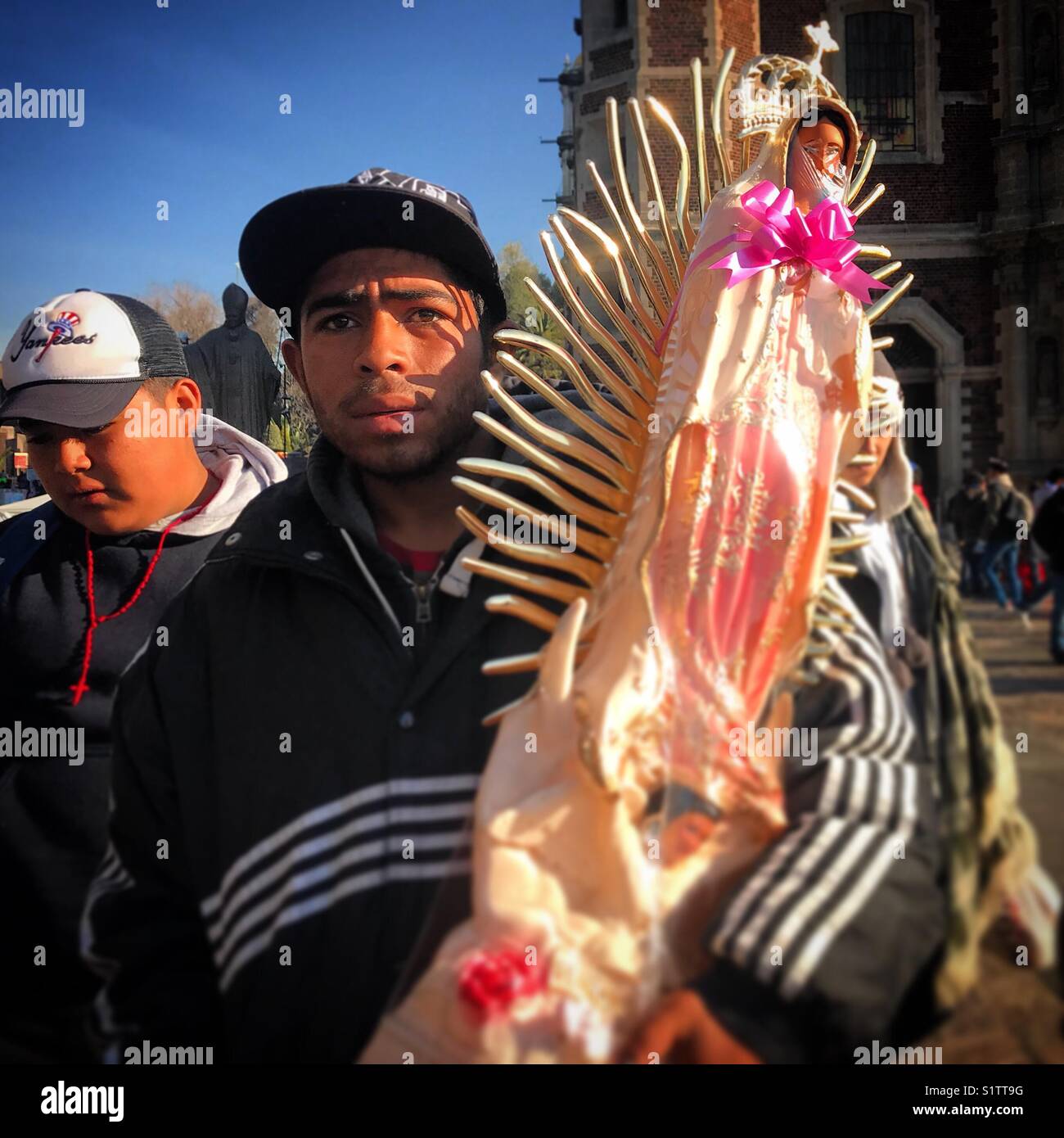 Un pèlerin est titulaire d'une image de Notre Dame de Guadalupe au cours du pèlerinage annuel à la basilique de Nuestra Señora de Guadalupe, Mexico, Mexique Banque D'Images