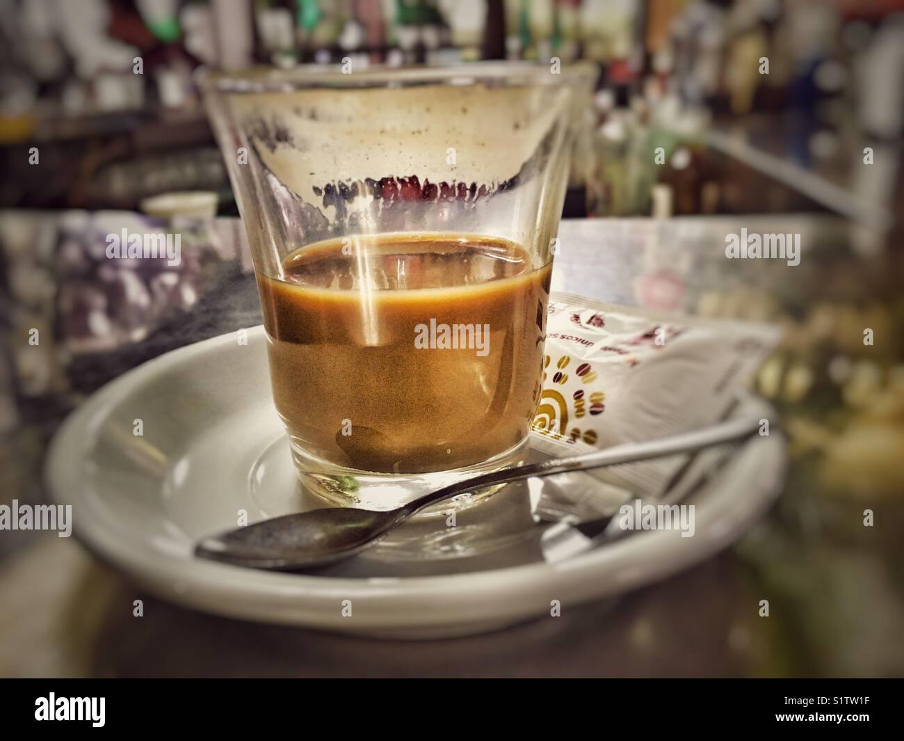 Café con leche dans un bar espagnol Banque D'Images
