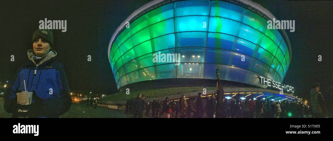 Garçon attendait dehors SSE Hydro Arena de Glasgow, Ecosse, par une nuit froide. Banque D'Images