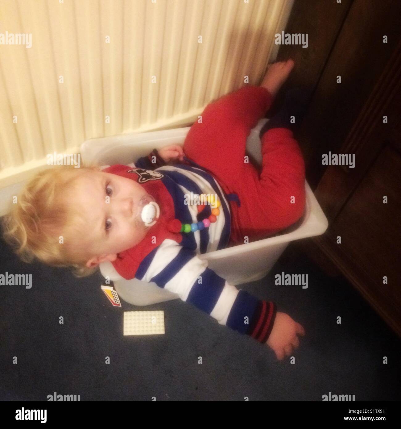 Un an vieux garçon dans une boîte en plastique - Image de stock capturée avec un smartphone