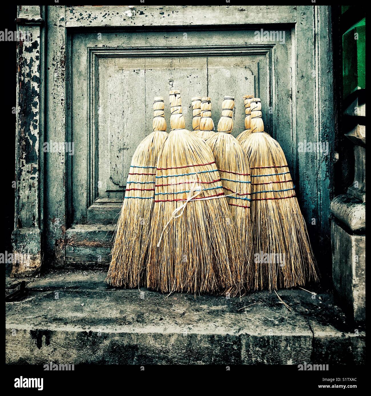 En dehors d'un balais Amish magasin général Banque D'Images