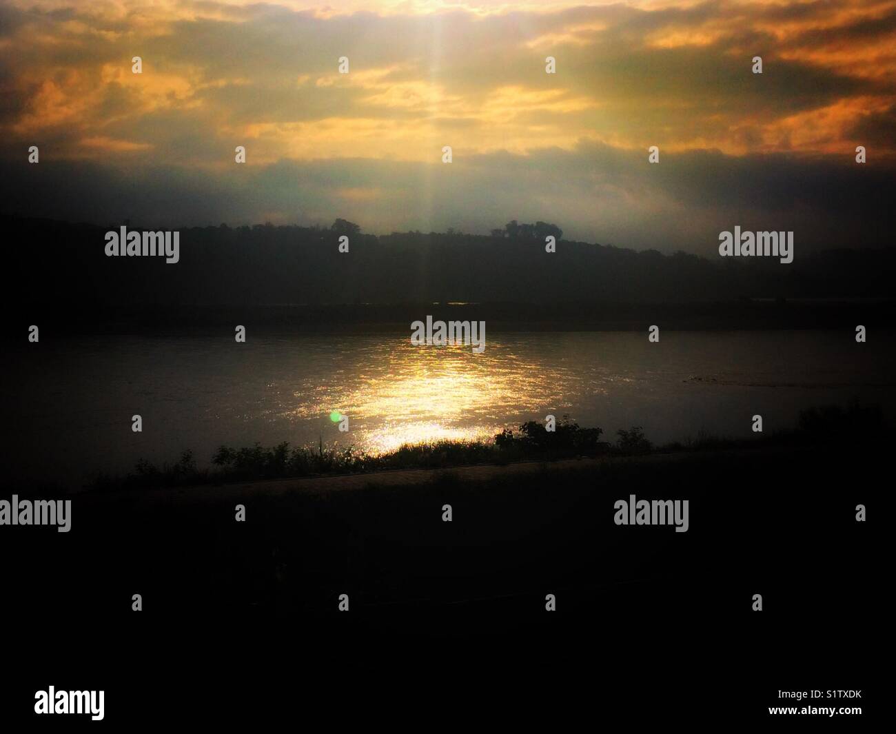 Lever du soleil sur le Mékong à Chiang Khong, sur la frontière entre la Thaïlande et le Laos - Image de stock capturée avec un smartphone