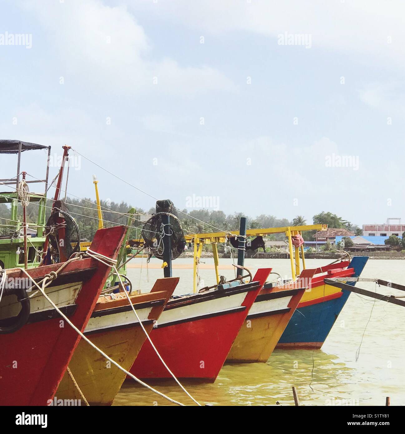 Cinq bateaux de pêche malaisien colorés avec leurs arcs alignés Banque D'Images