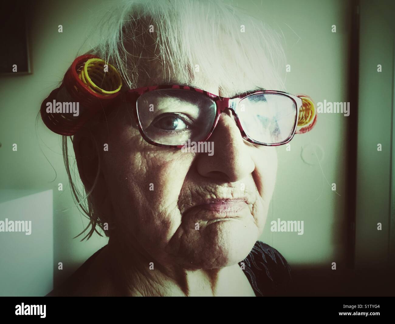Une femme âgée avec des bigoudis dans les cheveux - Image de stock capturée avec un smartphone