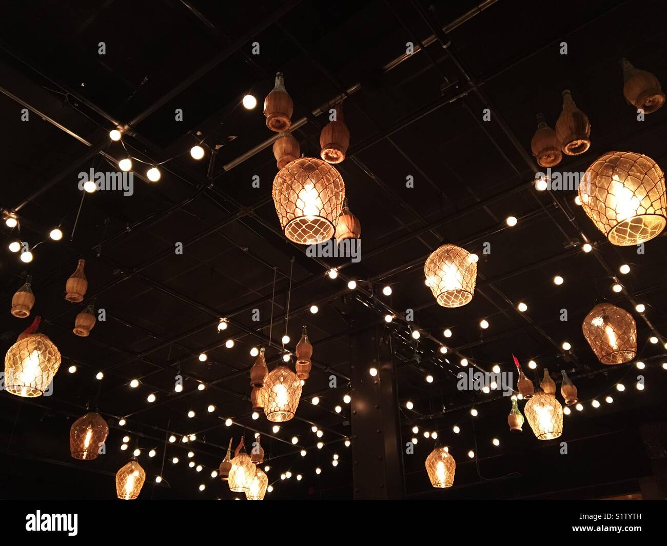 Plafond lumineux de Il Porcellino restaurant à Chicago, Illinois - Image de stock capturée avec un smartphone