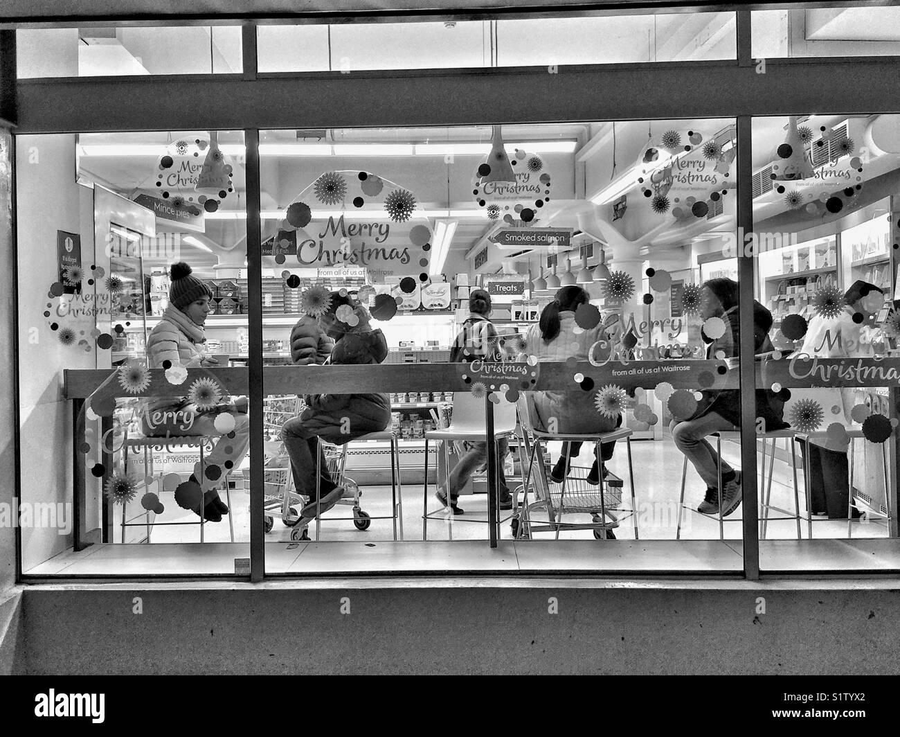Shoppers prendre une pause pendant les achats de Noël. Banque D'Images
