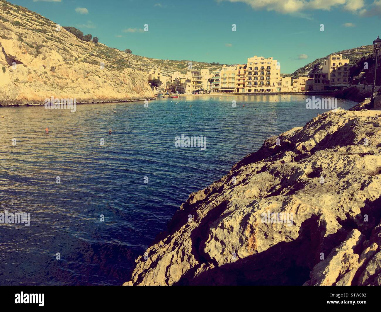 Village de Xlendi, Gozo, Malte de bay leadin à mer ouverte Banque D'Images