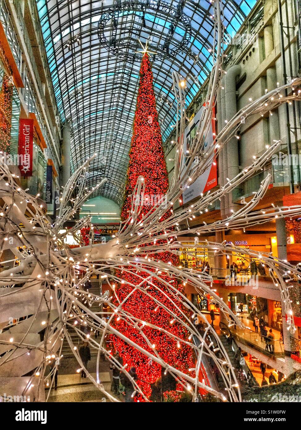 Le Toronto Eaton Centre Décorées pour Noël. Banque D'Images