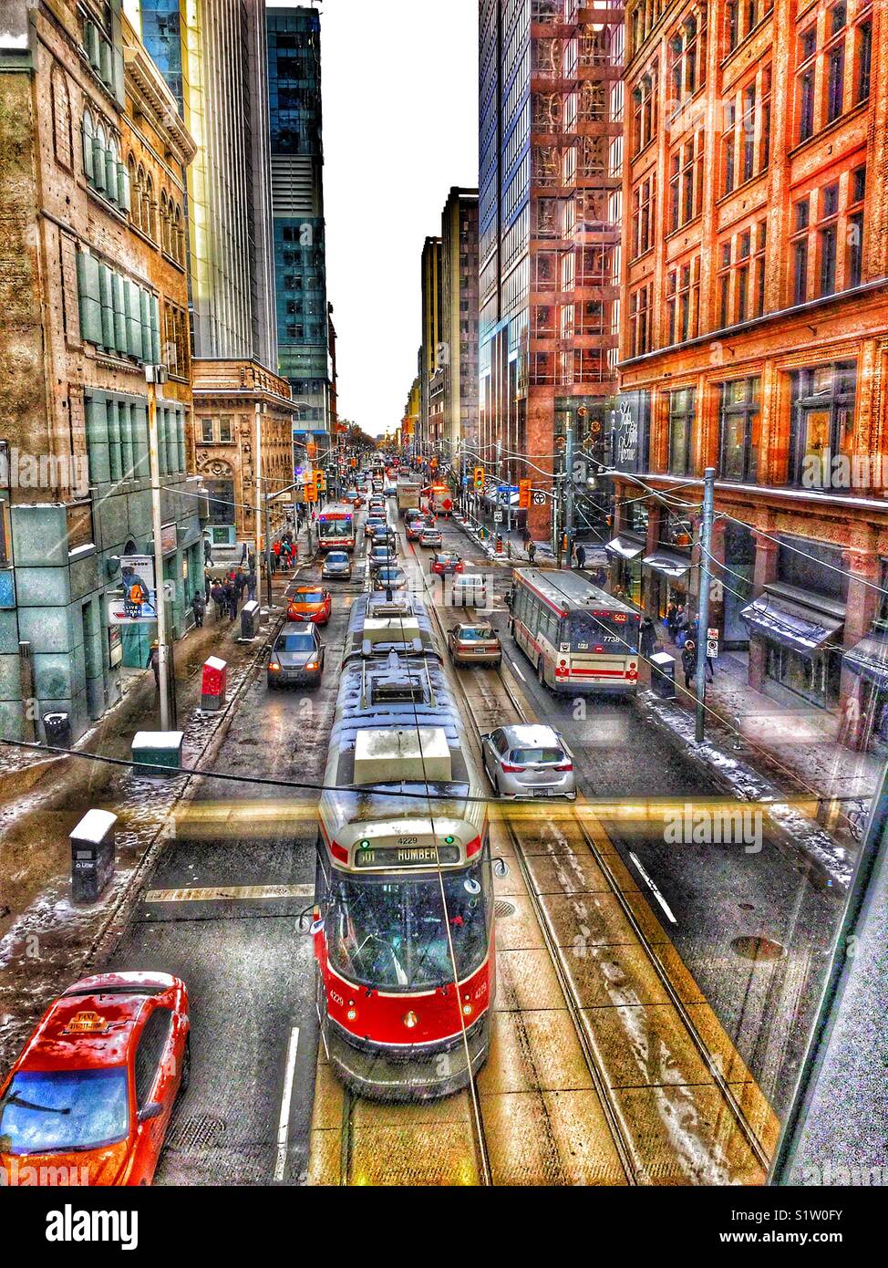 Rue achalandée de Toronto. - Image de stock capturée avec un smartphone