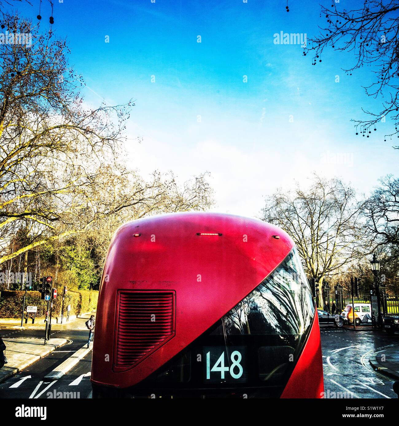 Bus de Londres avec un ciel bleu à partir de la plate-forme supérieure d'un autre autobus Banque D'Images