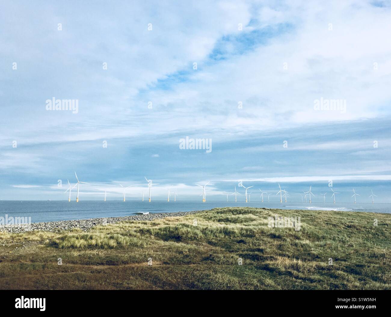 Éoliennes au large des côtes de Redcar à Teesside. Banque D'Images