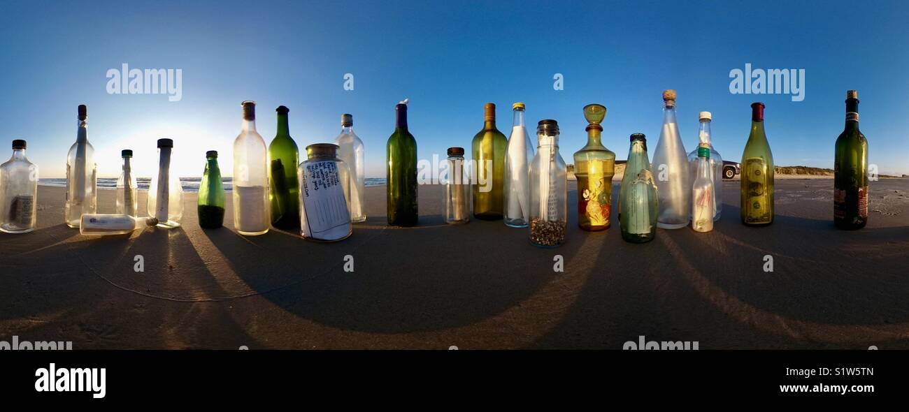 Des messages dans une bouteille trouvée sur la plage plus de 40 ans Banque D'Images