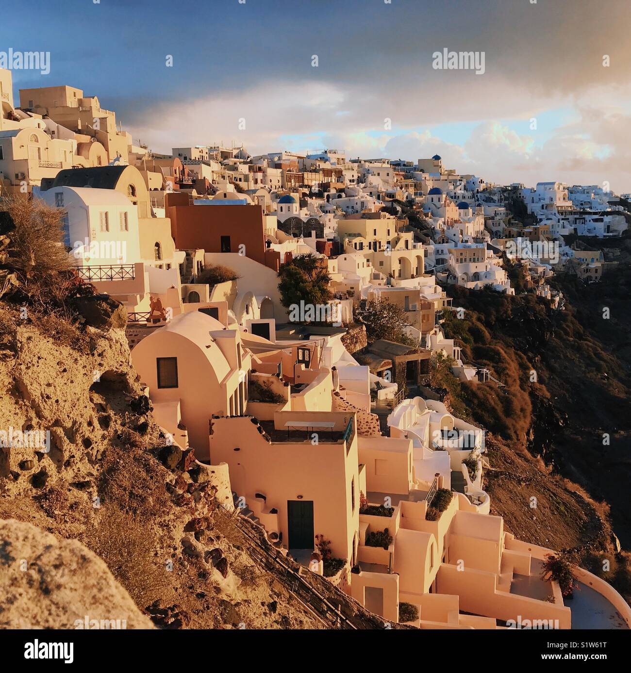 Le lever du soleil sur le quartier d'Oia à Santorin, Grèce - Image de stock capturée avec un smartphone