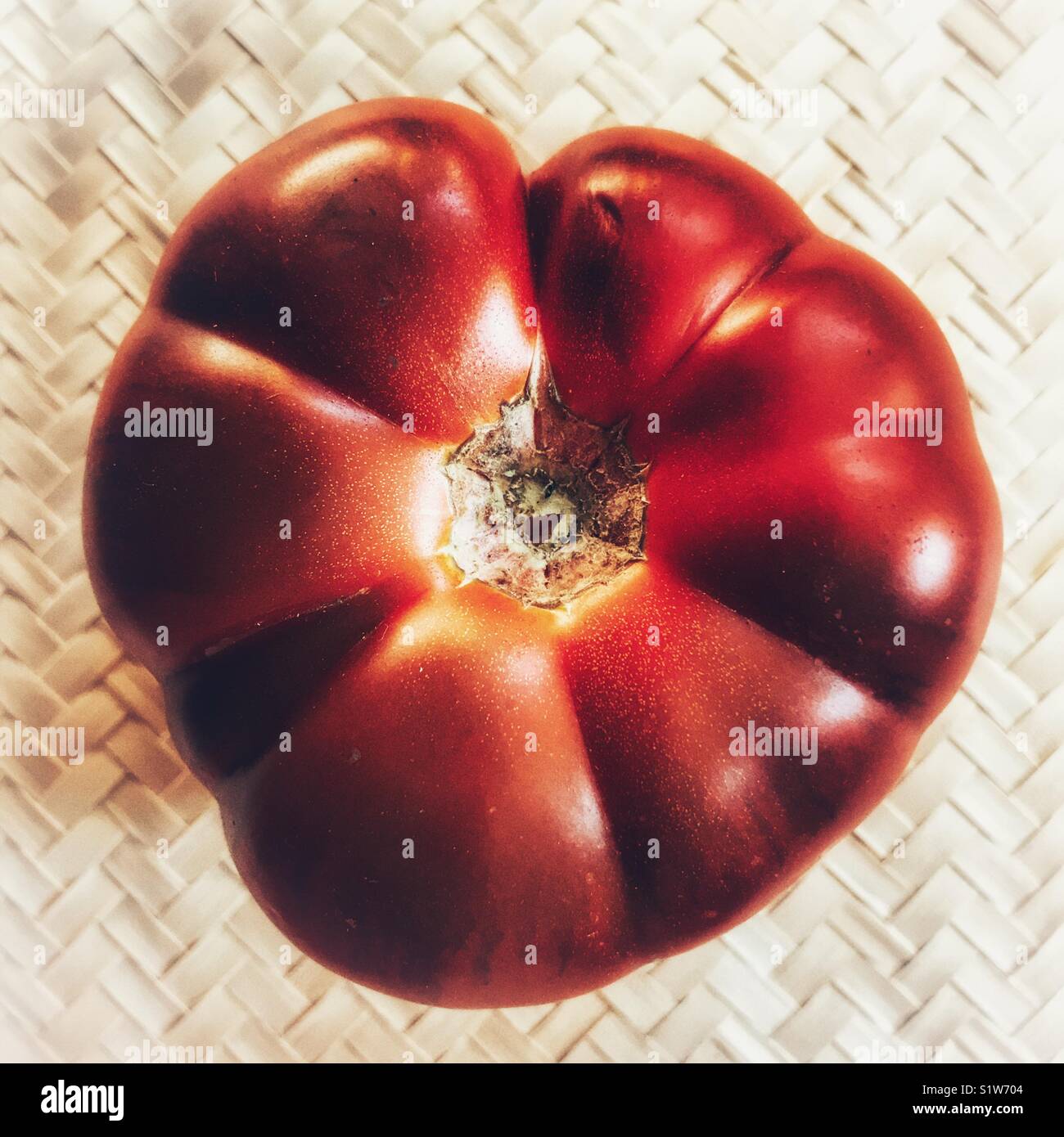 Tomates sur un tapis tissé Banque D'Images