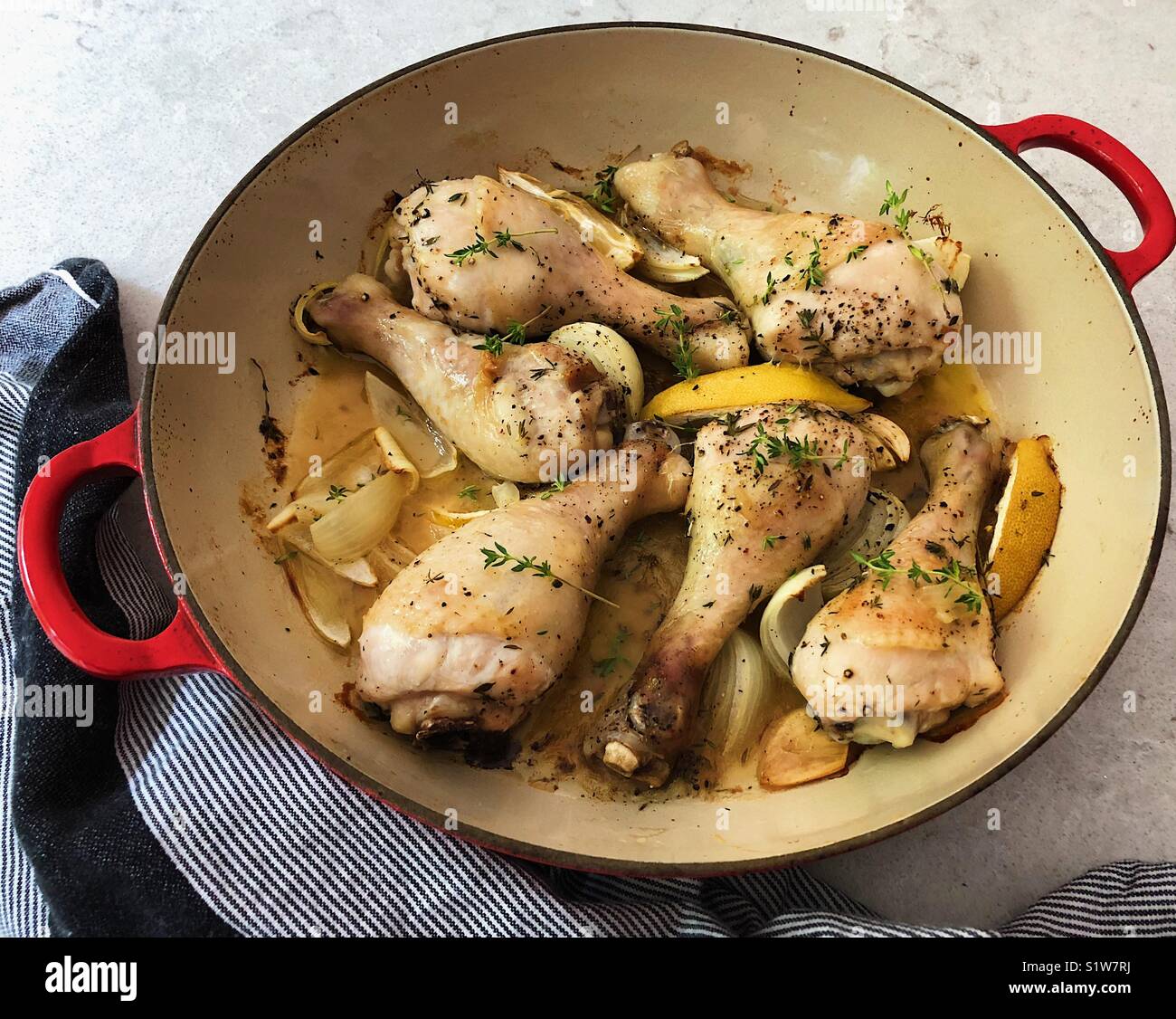 Cuisses de poulet au citron et thym Banque D'Images