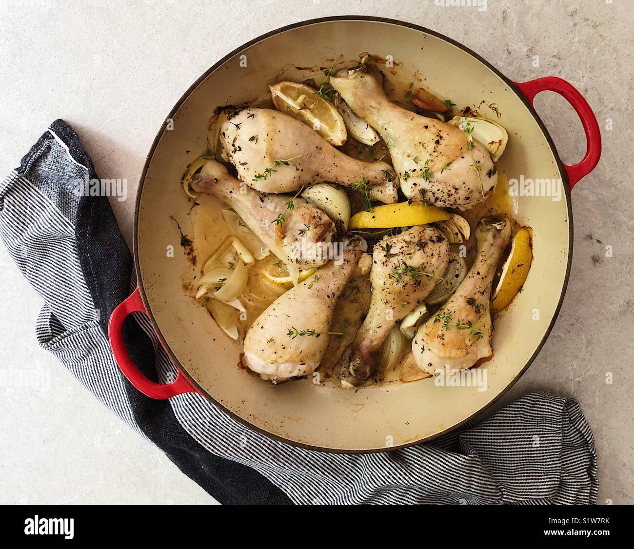 Cuisses de poulet rôti au citron et thym Banque D'Images