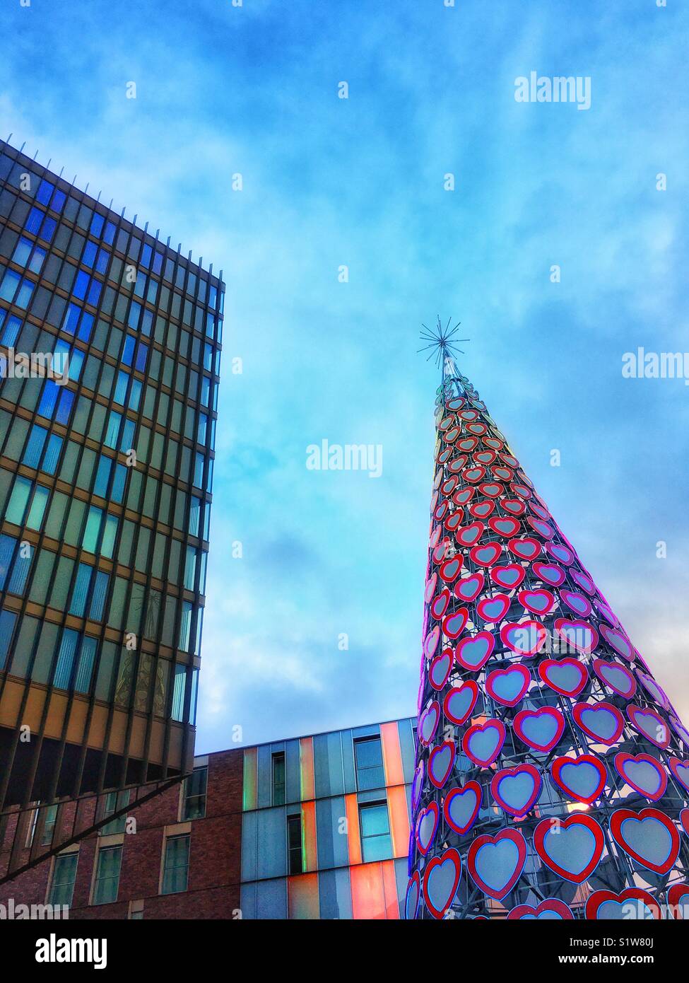 Arbre de Noël et bâtiments colorés au centre commercial Liverpool One Banque D'Images