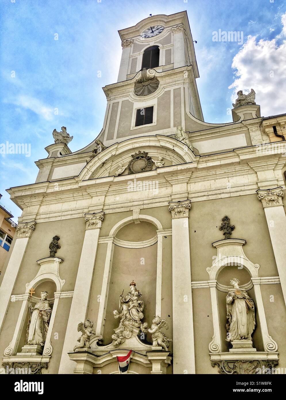 Une belle église cachée dans les rues de Budapest Banque D'Images