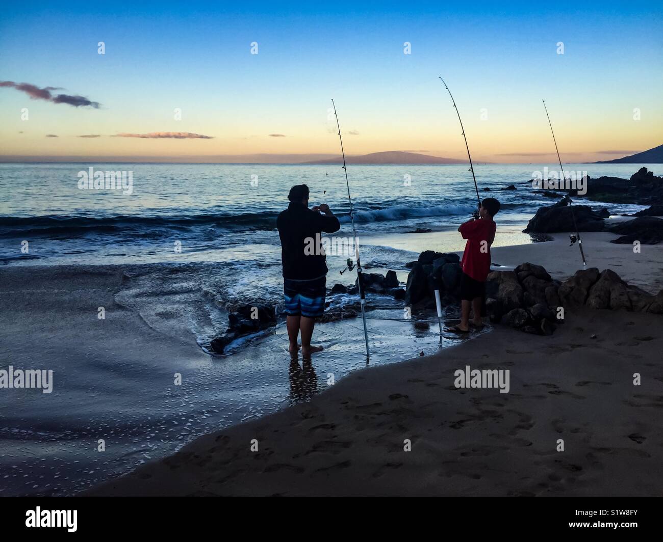 Père et fils de pêche dans Maui - Image de stock capturée avec un smartphone