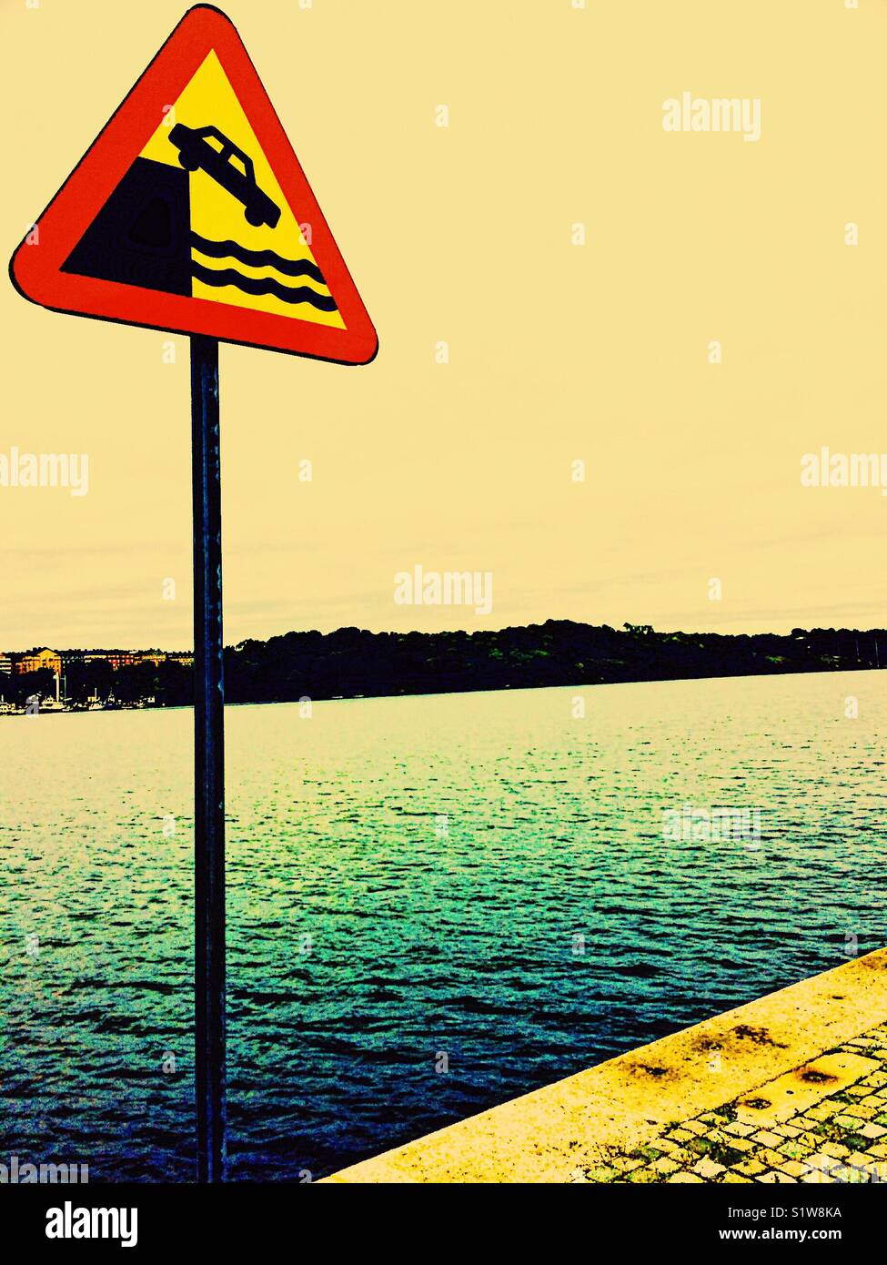 Les conducteurs d'avertissement signe de descente sur le bord dans l'eau, Stockholm, Suède, Scandinavie - Image de stock capturée avec un smartphone Les conducteurs d'avertissement signe de descente sur le bord dans l'eau, Stockholm, Suède, Scandinavie - Image de stock capturée avec un smartphone