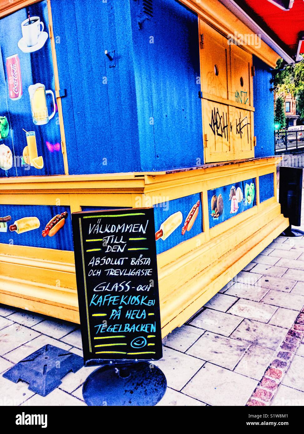 Signer en suédois à l'extérieur fermé cafe kiosk fast food, Stockholm, Suède, Scandinavie - Image de stock capturée avec un smartphone