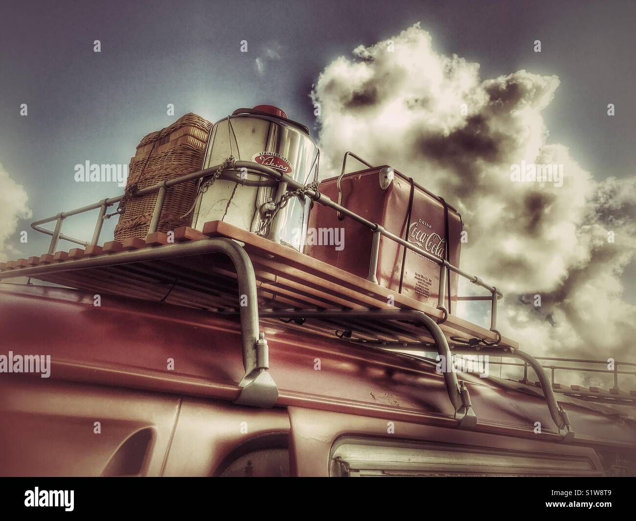 Pique-nique au sommet d'une glacière Vintage Bus VW Banque D'Images