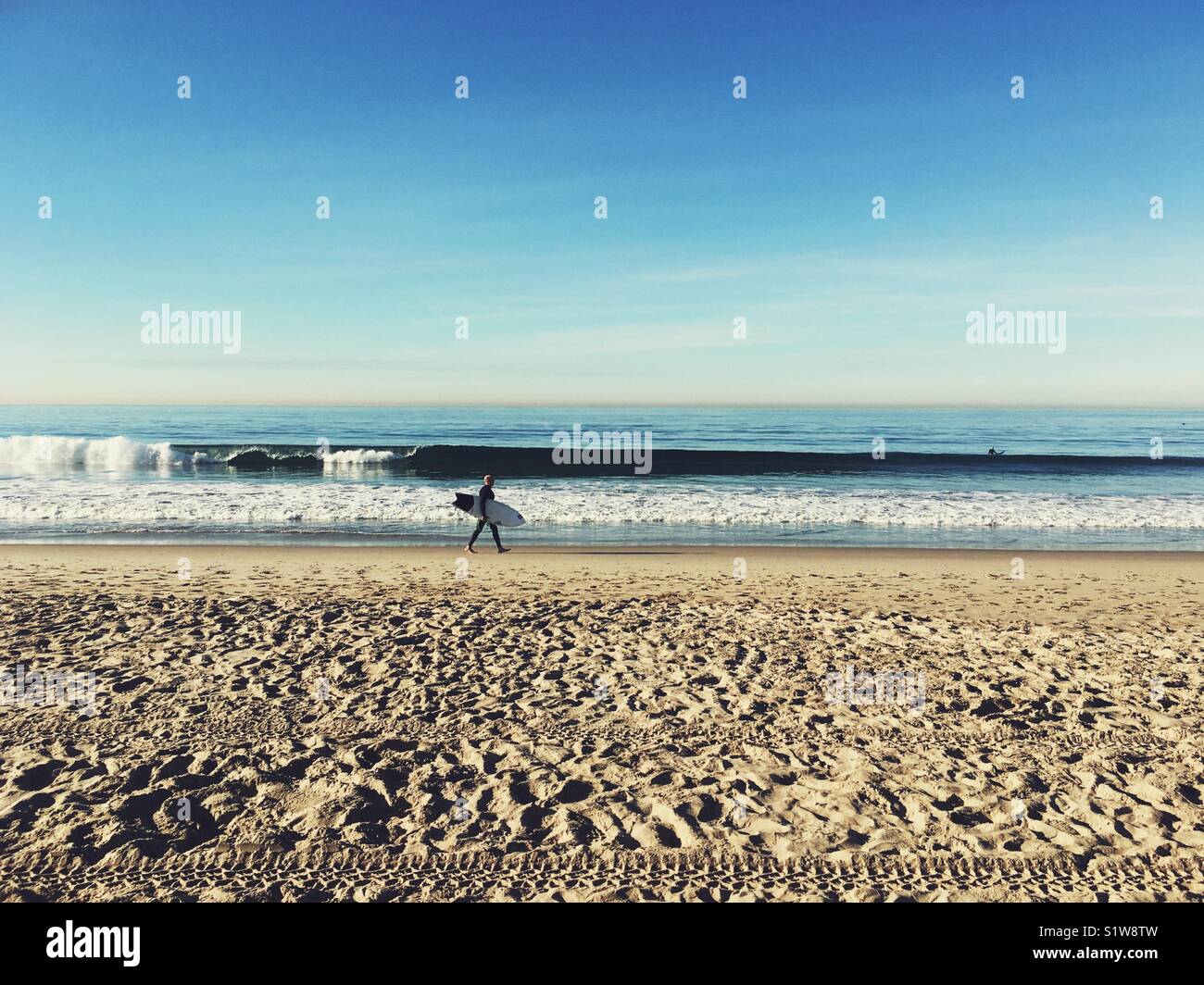 Un internaute se promène le long de Santa Monica State Beach. Banque D'Images