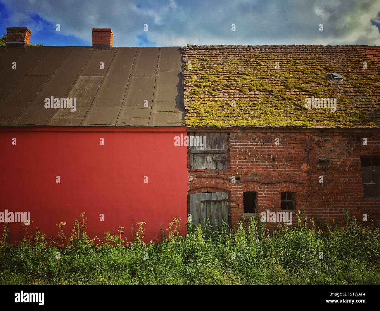 Vieux bâtiment en partie rénové dans petit village dans la région occidentale de la Pologne Banque D'Images