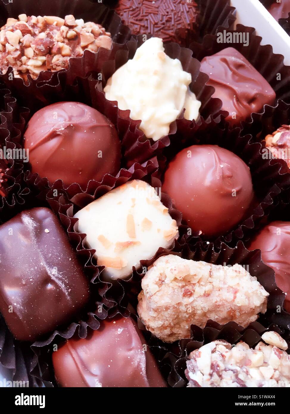 Assortiment de bonbons de chocolat en boîte. - Image de stock capturée avec un smartphone