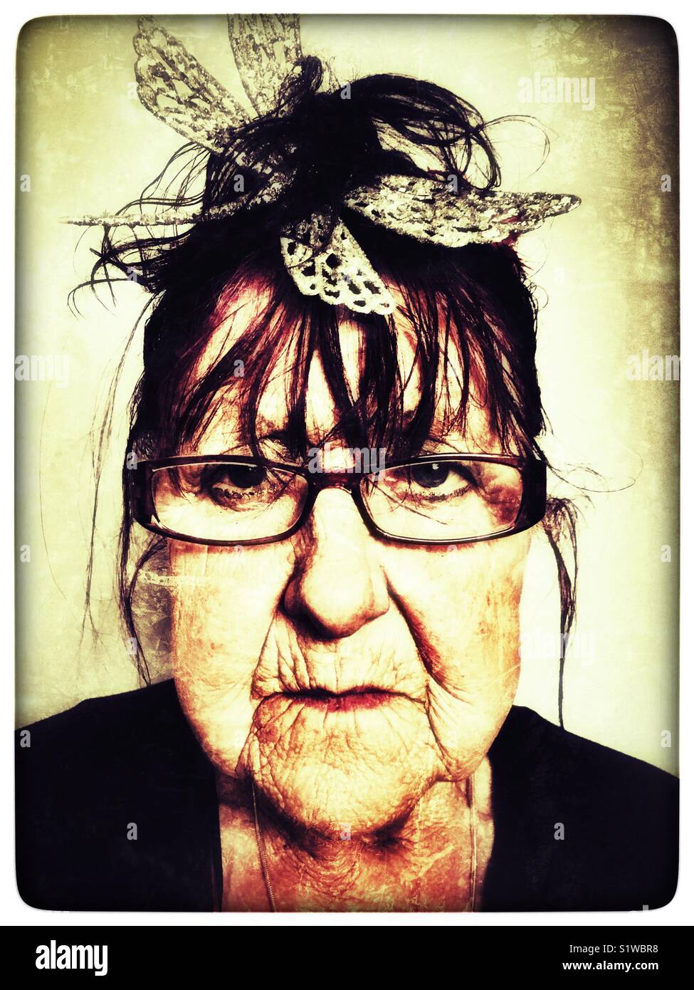 Portrait d'un britannique âgé de 80 ans, femme - Image de stock capturée avec un smartphone