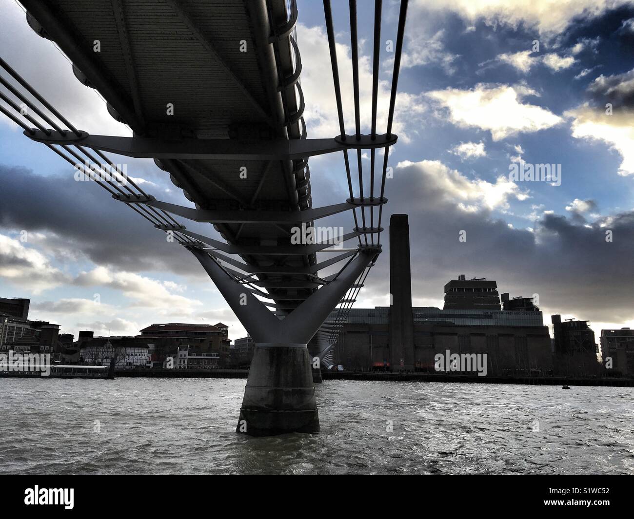 London Millennium Footbridge vu de Paul à pied à Londres, Angleterre le 4 janvier 2018 Banque D'Images