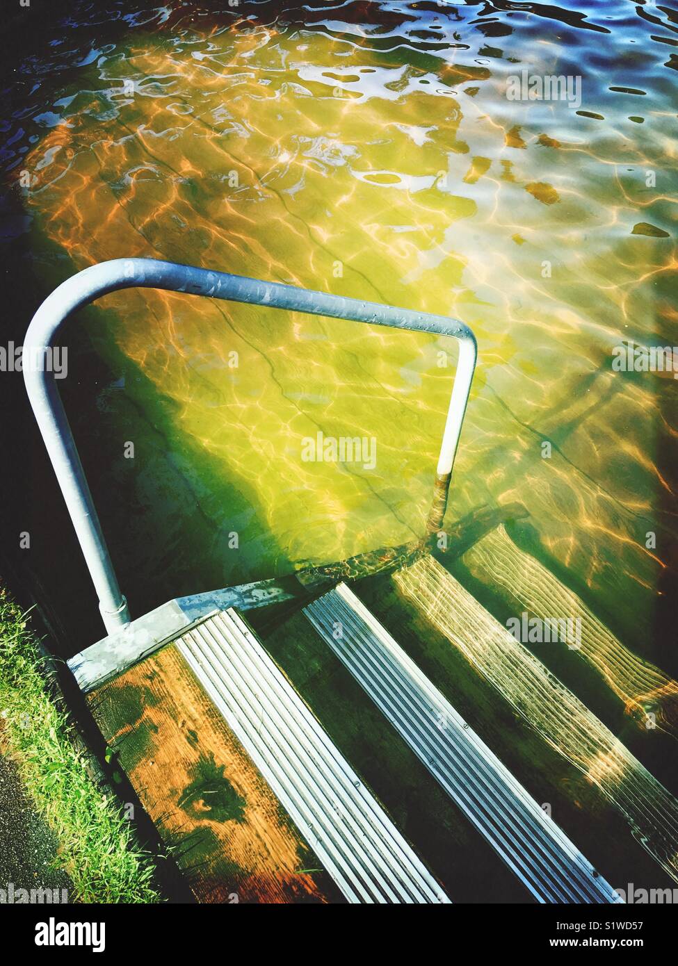 Escaliers d'une piscine naturelle - Image de stock capturée avec un smartphone