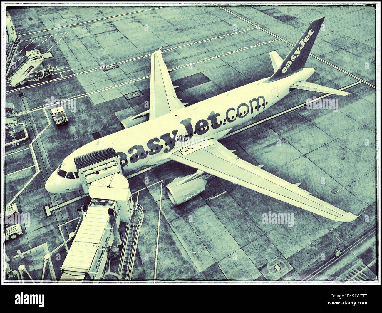 Une image manipulée de façon à ressembler à un effet grunge - un passage libre d'un Airbus d'EasyJet à l'aéroport de Gatwick. Crédits photos - © COLIN HOSKINS. - Image de stock capturée avec un smartphone
