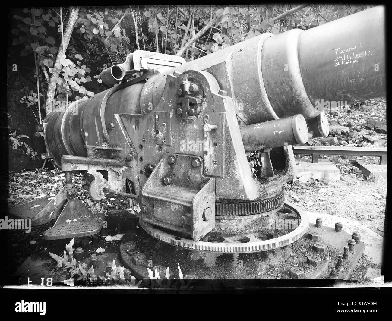 Photo en noir et blanc du canon placé sur l'île de Bora-Bora pendant la Seconde Guerre mondiale Banque D'Images