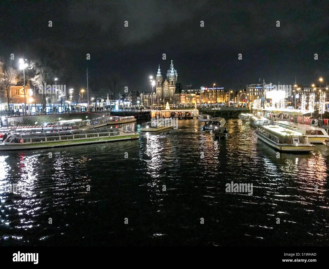 Vue sur la ville d'Amsterdam avec canal et bateaux de nuit. Banque D'Images