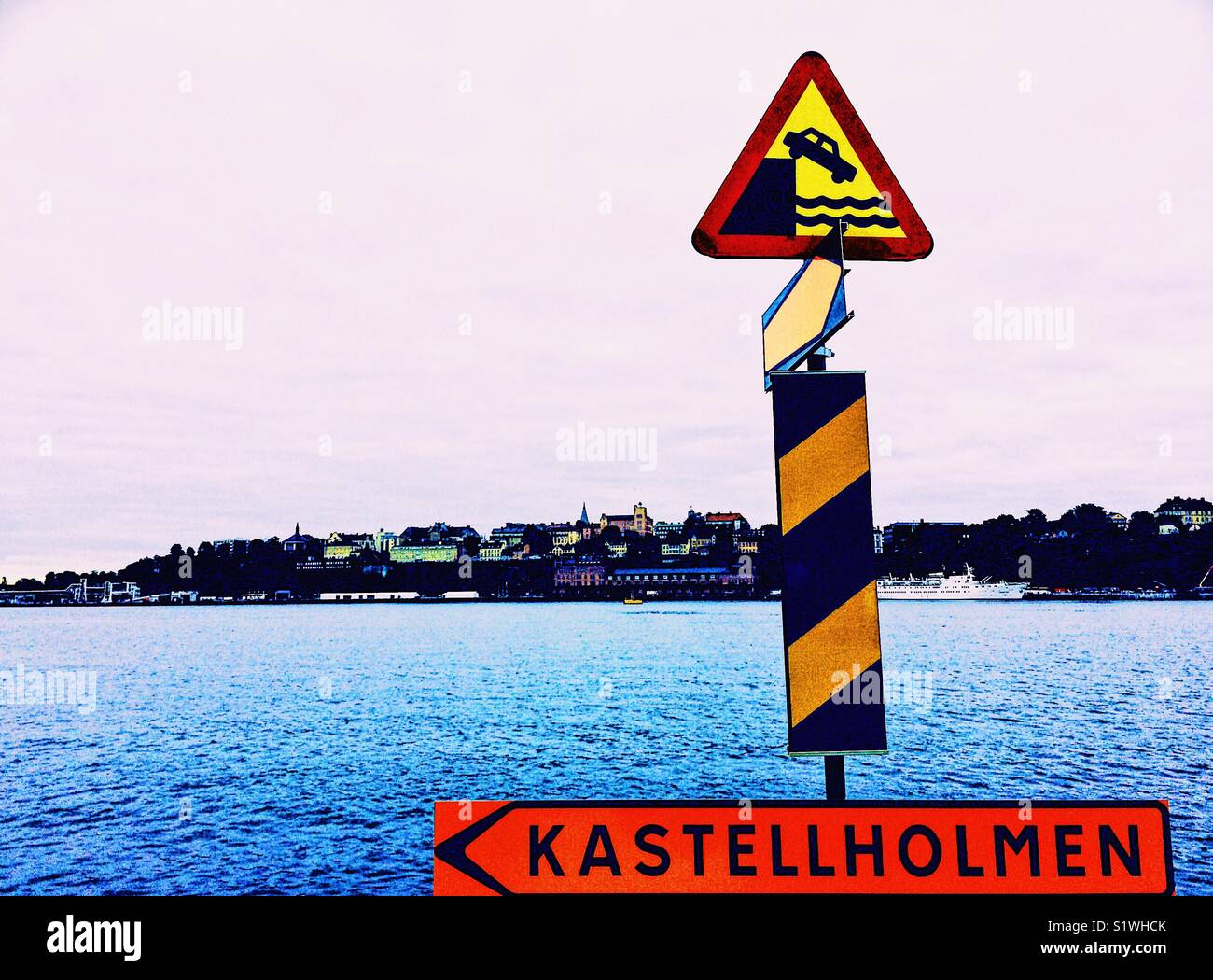 Les conducteurs d'avertissement signe de descente sur le bord dans l'eau, Stockholm, Suède, Scandinavie - Image de stock capturée avec un smartphone Les conducteurs d'avertissement signe de descente sur le bord dans l'eau, Stockholm, Suède, Scandinavie - Image de stock capturée avec un smartphone