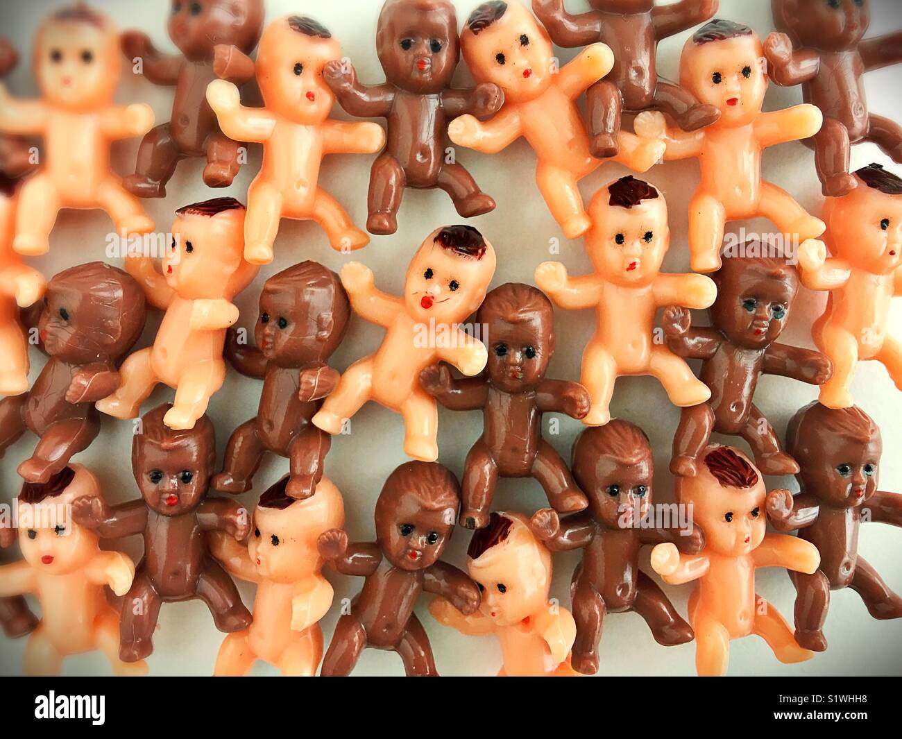Un Fouillis De Petits Jouets En Plastique Les Bebes Photo Stock Alamy Un Fouillis De Petits Jouets En Plastique Les Bebes Photo Stock Alamy