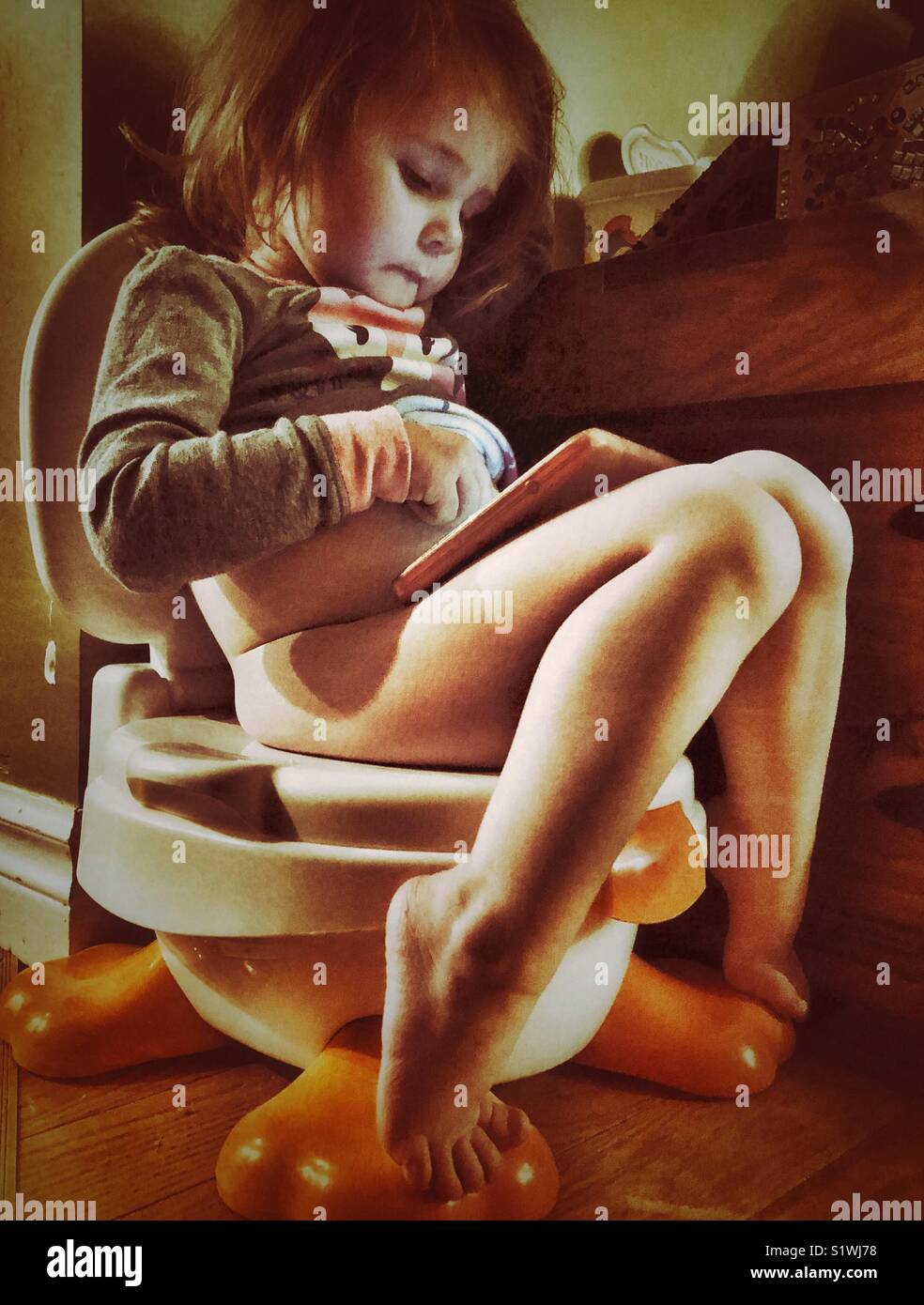 Aerial sur petit pot tout en jouant avec une tablette - Image de stock capturée avec un smartphone