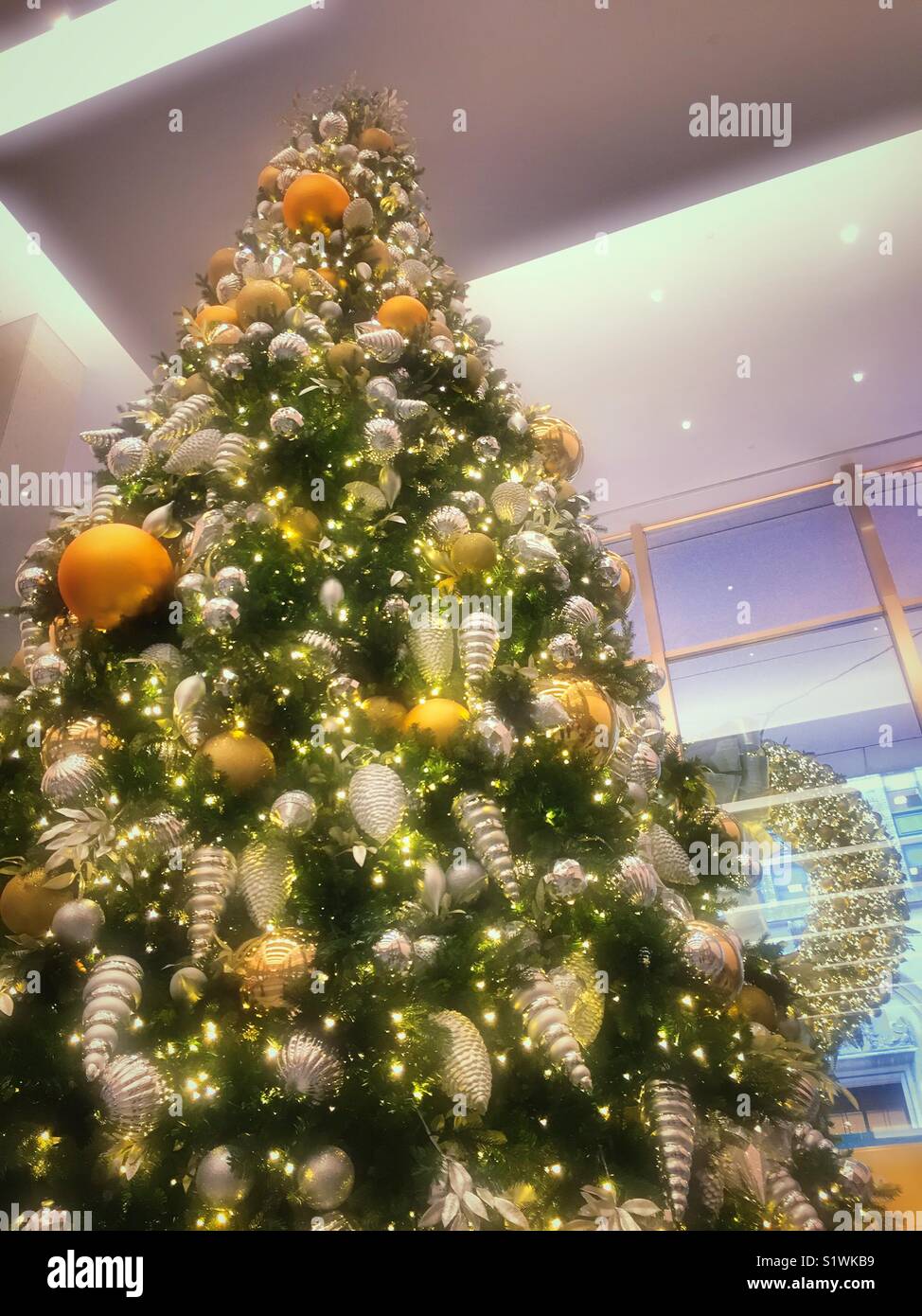 La décoration lumineuse énorme arbre de Noël dans le hall de MetLife Building, New York City, USA - Image de stock capturée avec un smartphone