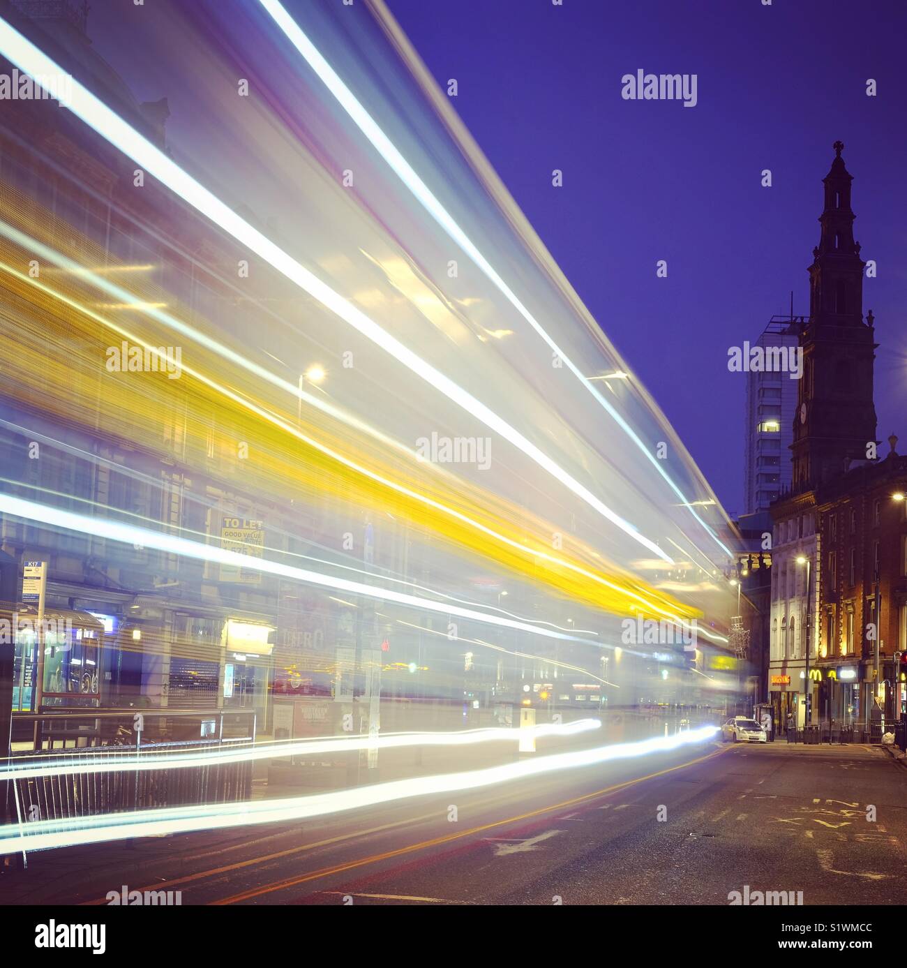 Des sentiers de lumière dans le centre-ville de Leeds, West Yorkshire, Angleterre. Banque D'Images