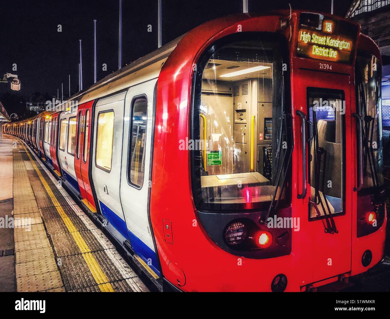 London Underground tube District de train à la gare de Earls Court. Stock S'entraîner. Banque D'Images