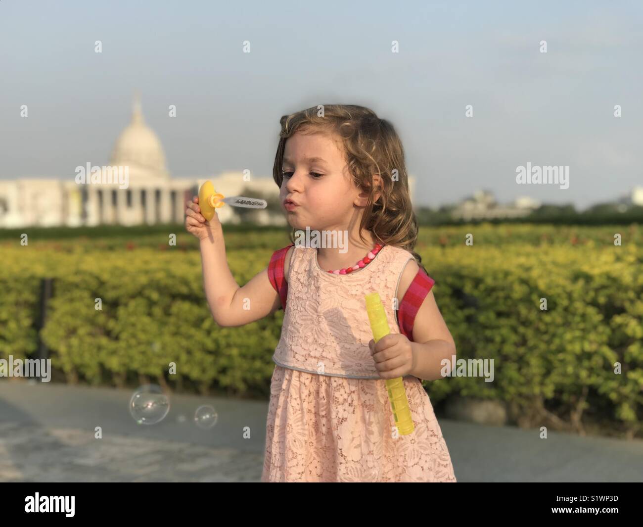 Happy girl blowing bubbles sur champ, Chimei museum, Tainan, Taiwan Banque D'Images