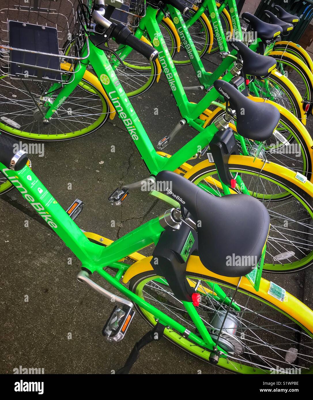 Lime Green bikes empilés sur Capitol Hill à Seattle Washington Banque D'Images