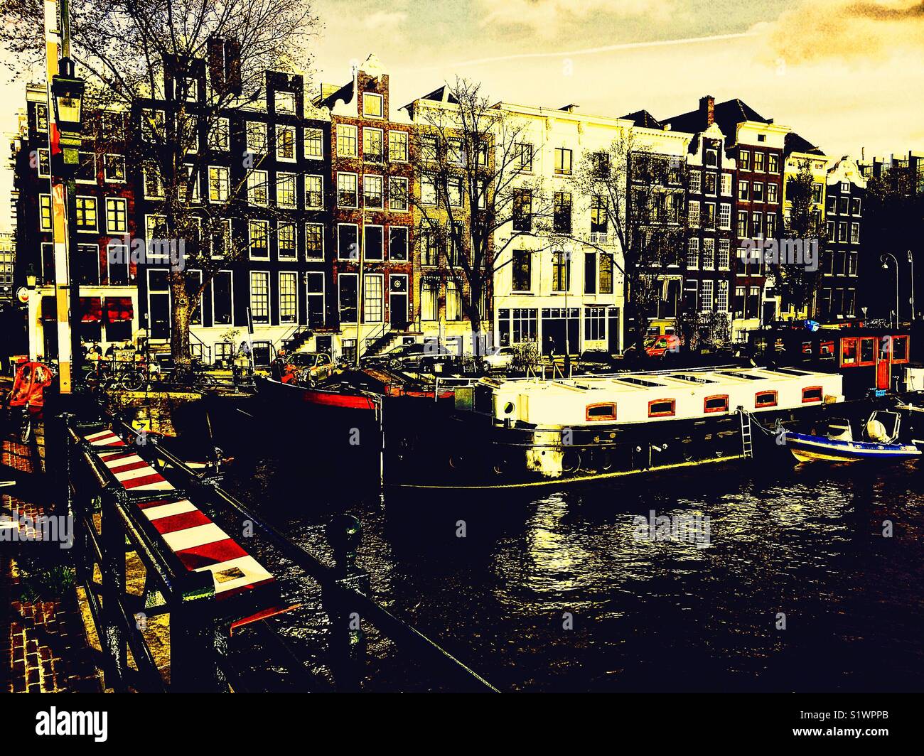 Maisons traditionnelles avec des péniches sur la rivière Amstel vu de Magere Brug, le pont Maigre, Amsterdam, Pays-Bas - Image de stock capturée avec un smartphone