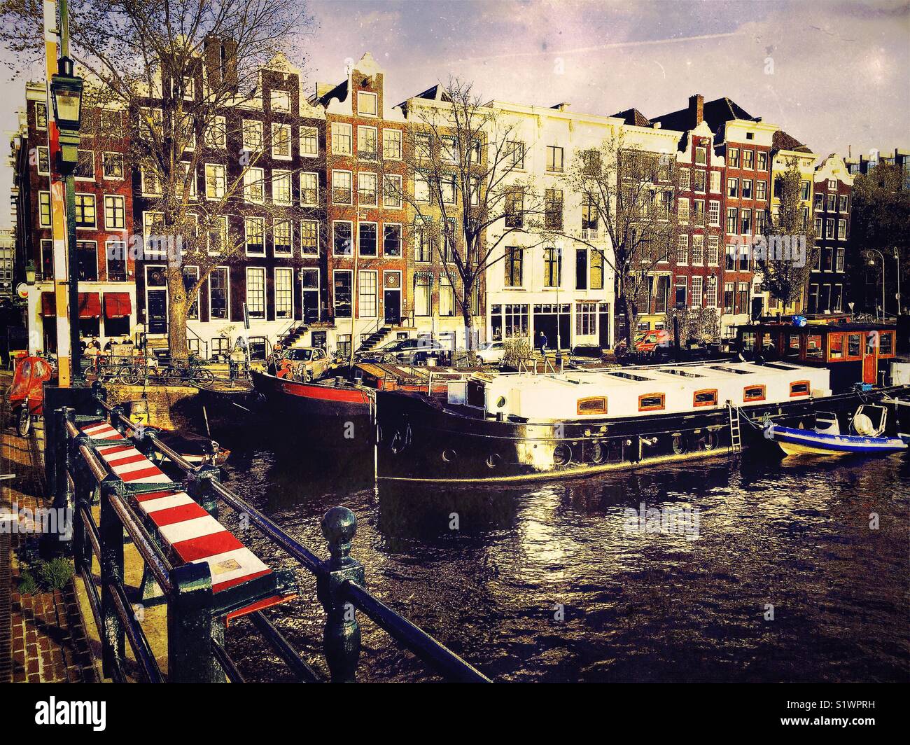 Maisons traditionnelles avec des péniches sur la rivière Amstel, vu de l'Magere Brug (pont Maigre), Amsterdam, Pays-Bas - Image de stock capturée avec un smartphone