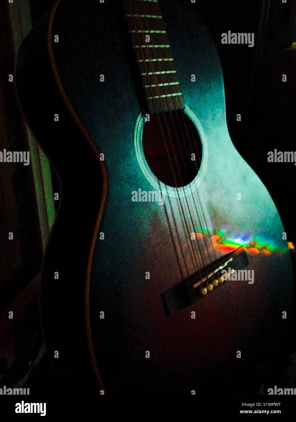 Lumière du soleil à travers Verre de prisme touche guitare acoustique d' ombre Photo Stock - Alamy