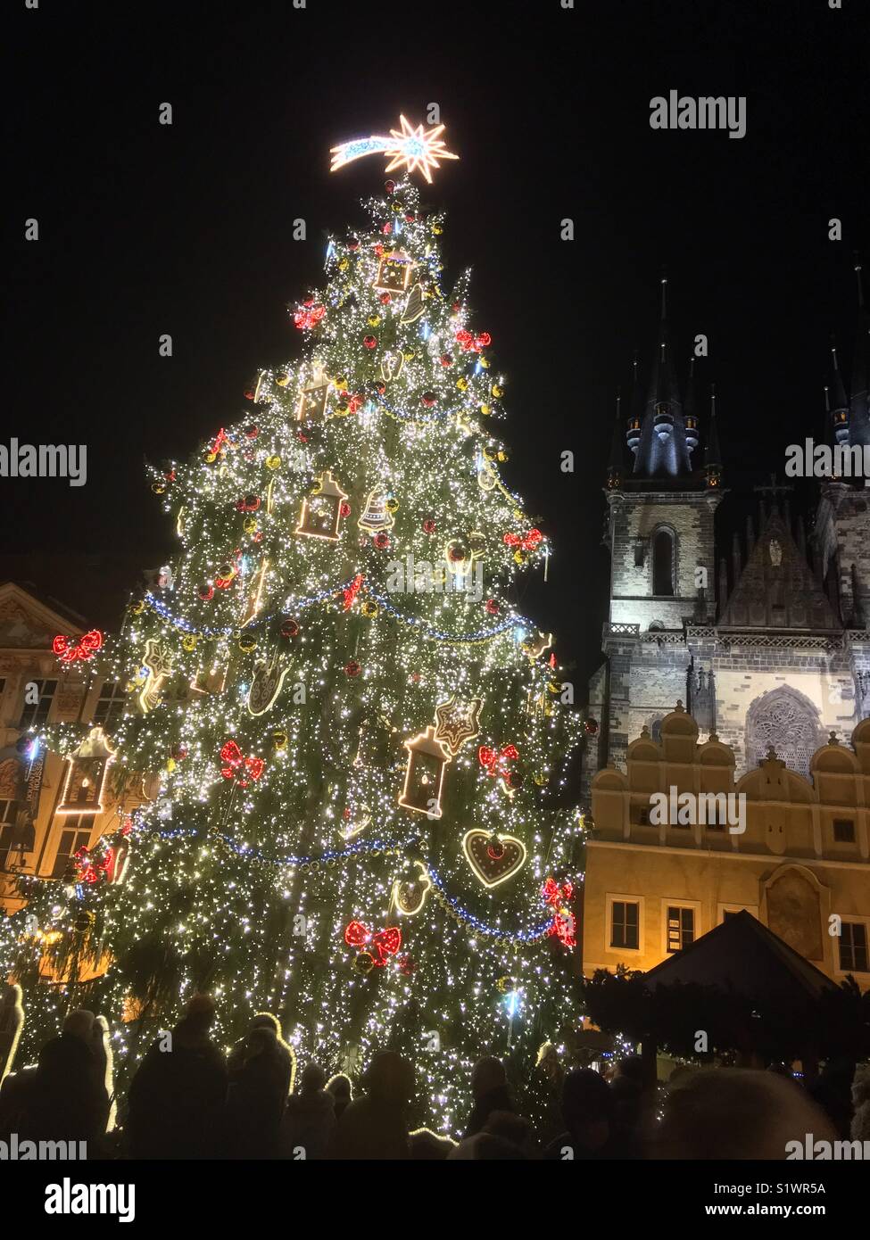 Arbre de Noël dans la Vieille Ville, Prague, République Tchèque - Image de stock capturée avec un smartphone