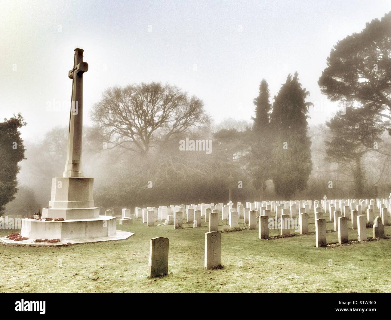 Cimetière militaire sur un matin d'hiver brumeux, Royal Victoria County Park, Netley, Hampshire, England, UK - Image de stock capturée avec un smartphone