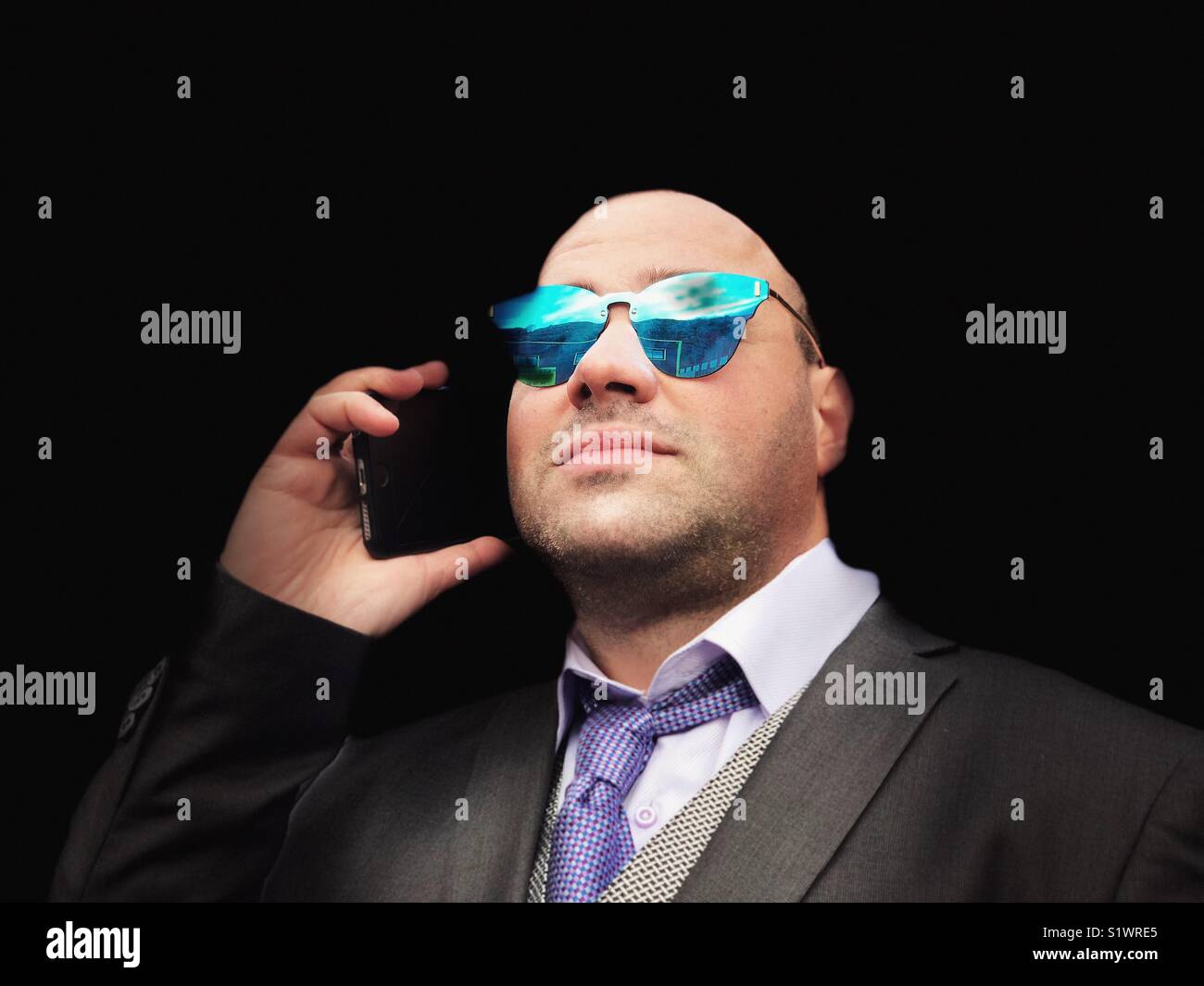 Businessman using a mobile phone - Image de stock capturée avec un smartphone